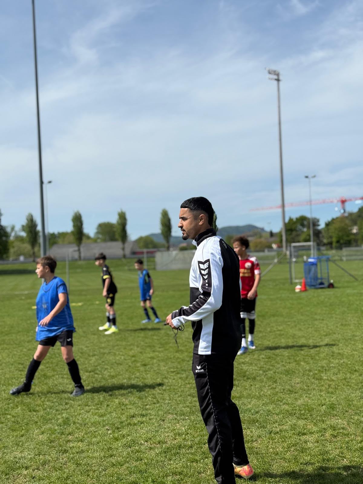 Musa Araz encadrant un entraînement sur le terrain